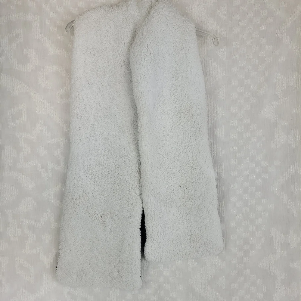 Gray Cable Knit Scarf Pocket Combo Lined Sherpa Style Faux Fur Cozy Fisherman